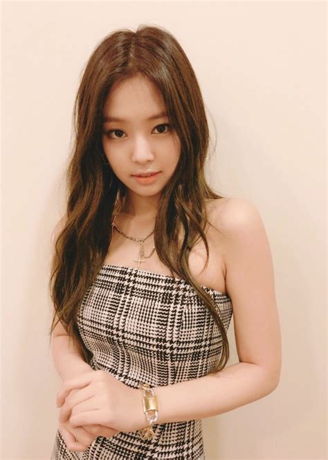 fans thought blackpink jennie was completely topless in