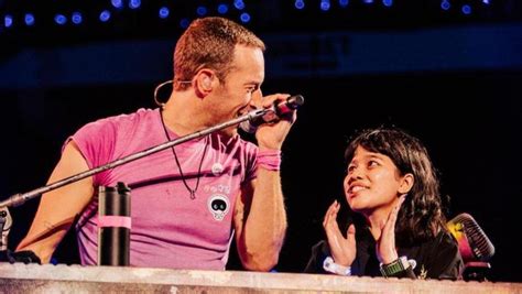 Bikin Haru Chris Martin Ajak Fans Indonesia Naik Ke Atas Panggung