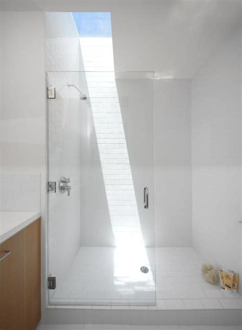 badezimmer dachfenster weisse duschkabine sonnenlicht badezimmer dekor kleine badezimmer bad