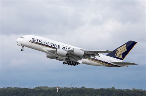 singapore airlines  takes   skies commercial aircraft