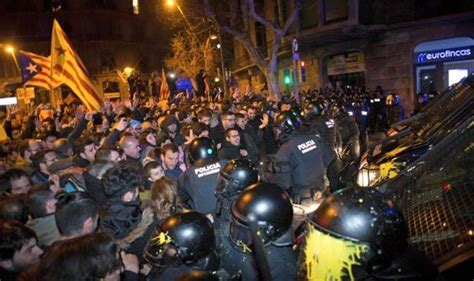 barcelona spain riots  tourist walks  barcelonas cruise terminal  riot policemen