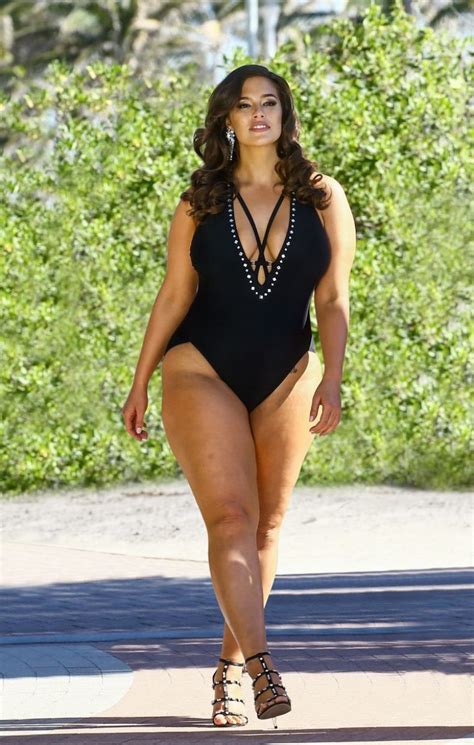 Ashley Graham Used Her Unedited Paparazzi Photos For Her New New