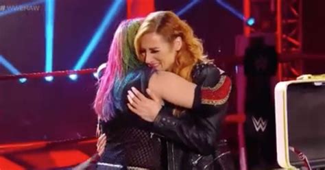 Becky Lynch Announces Pregnancy Relinquishes Raw Women S