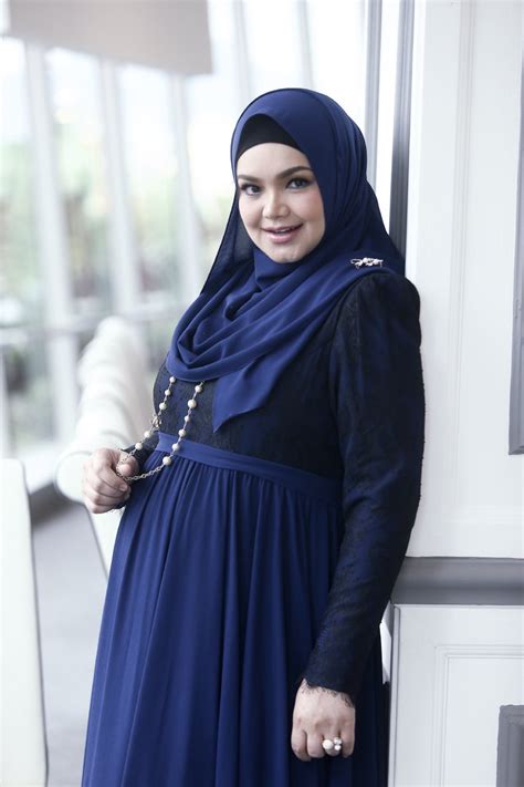 showbiz mom to be siti nurhaliza to record song for her
