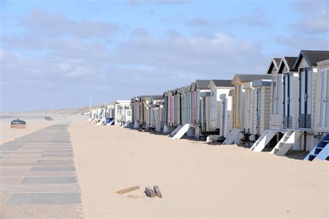 wijk aan zee staan al veel strandhuisjes op het zand maa