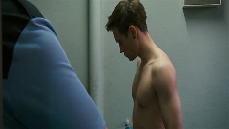 omg he s naked german actor vinzenz kiefer in “gluck 2012 ” omg blog [the original