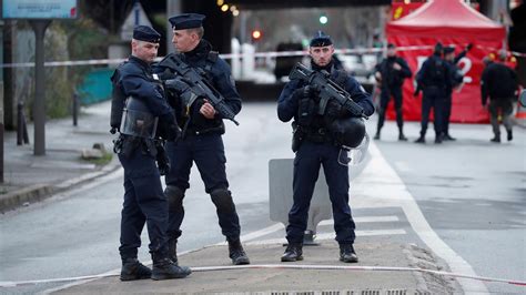 messerattacke bei paris ermittler pruefen terror verdacht bei angreifer