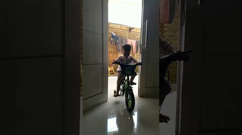Aksi Lucu Main Sepeda Di Dalam Rumah Youtube