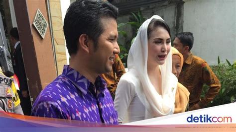 Arumi Bachsin Ungkap Alasan Pakai Baju Recycle Ke Pernikahan Kahiyang