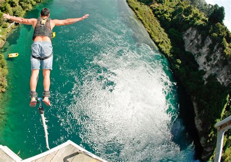 taupo bungy jump cliff hanger