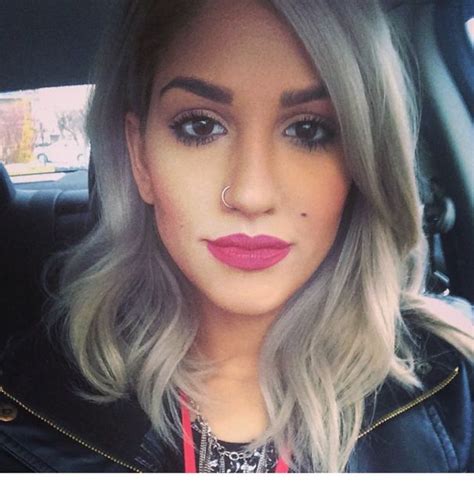 Con il numero 6/75 questo produttore indica un colore molto interessante, cioè biondo scuro sabbia mogano. La nuova moda dei capelli grigi: giovani ragazze che si tingono i