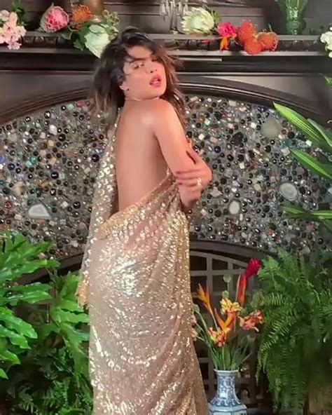 9 Bollywood Actresses Without Blouse In Saree See These
