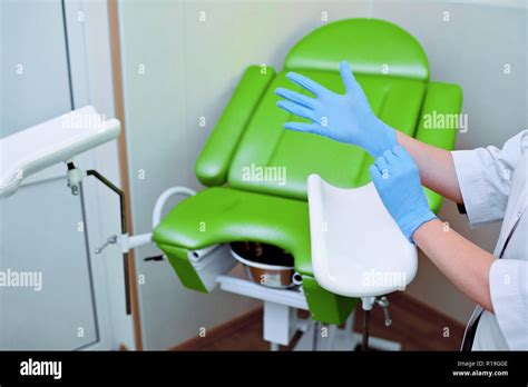Frauenarzt Setzt Auf Handschuhe Auf Dem Hintergrund Einer