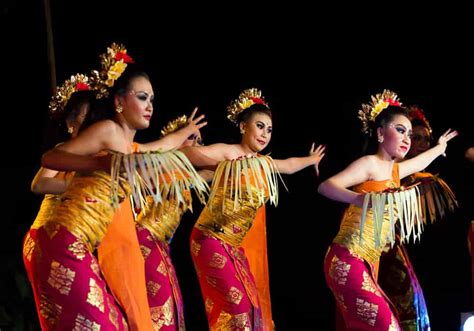 Tari Pendet Asal Bali Sejarah Asal Usul Fungsi Kostum Dan Gerakan My