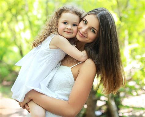 Belles Maman Et Fille De Portrait Photo Stock Image Du Nature Beauté