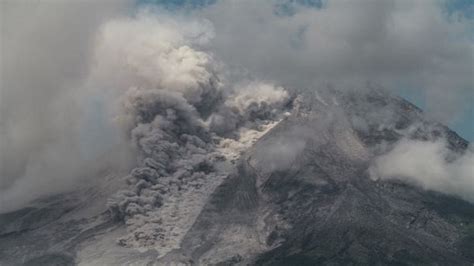 Indonesia Mount Merapi Volcano Spews Hot Clouds Lava In New Eruption