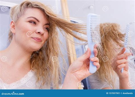 mujer peinando su largo pelo en el baÃ±o imagen de archivo imagen de