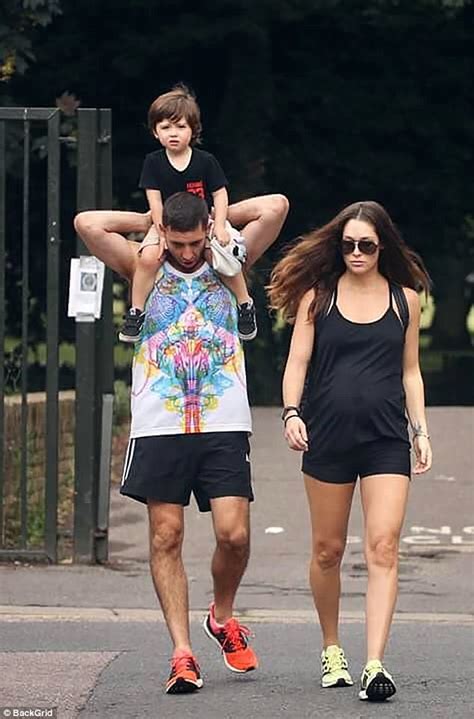 erin mcnaught flaunts toned physique at 31 weeks pregnant daily mail