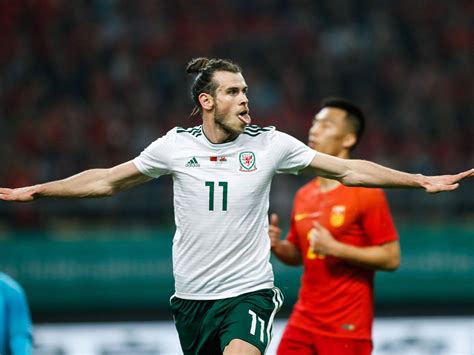 ryan giggs urges gareth bale to resist any interest from