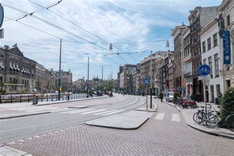 straten van amsterdam met fietsen en mensen op  juni  amsterdam  de hoofd en meest