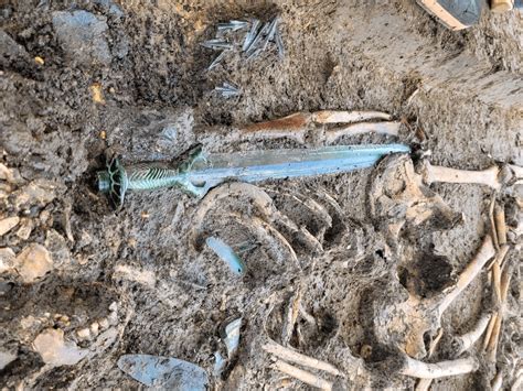 year  bronze sword  discovered   grave  southern