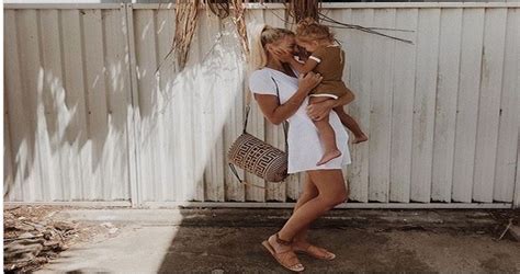 unggah foto anak di pantai ibu muda ini malah dibully apa pasal okezone lifestyle