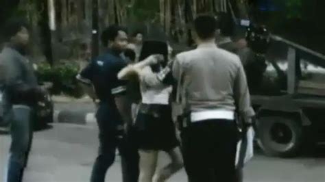 Gadis Mabuk Mengamuk Saat Mobilnya Hantam Trotoar Jalan Antasari News