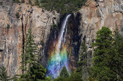 photographer captures rainbow mist  yosemite falls