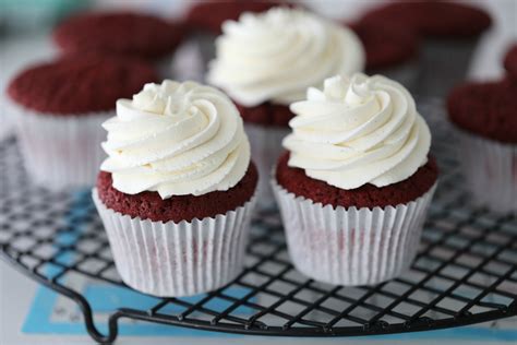 red velvet cupcakes med luftig vaniljekrem bakelyst