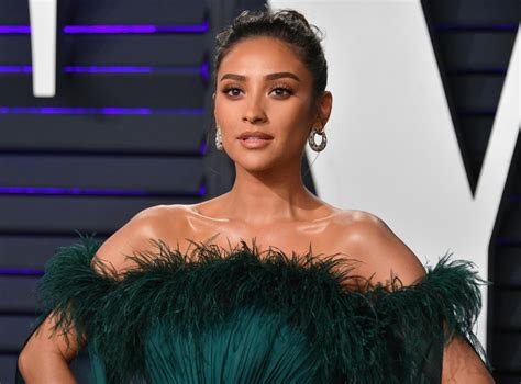 shay mitchell shares empowering breastfeeding photo on instagram the