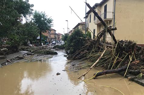zeker zes doden bij overstromingen  italie nrc