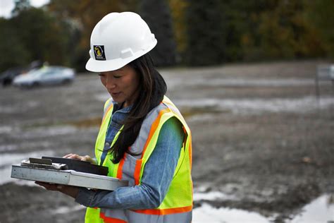 women  construction finding success   predominately male industry