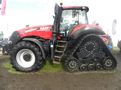 machinery   ploughing heres    biggest tractors   show agrilandie