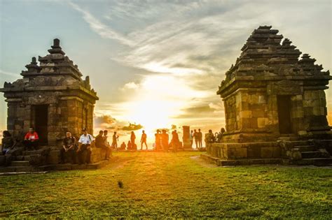 wisata jogja  cocok  menikmati sunset  indah malam