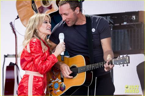 chris martin makes surprise appearance during kylie minogue s set at