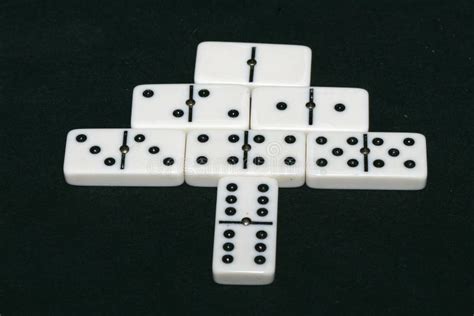 de dubbelen van de domino die  orde worden bevonden stock foto image  kleur teken