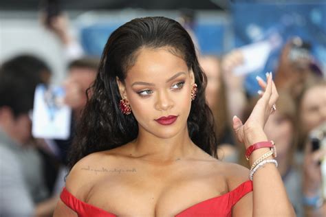 people think rihanna is pregnant and honestly the internet needs to chill