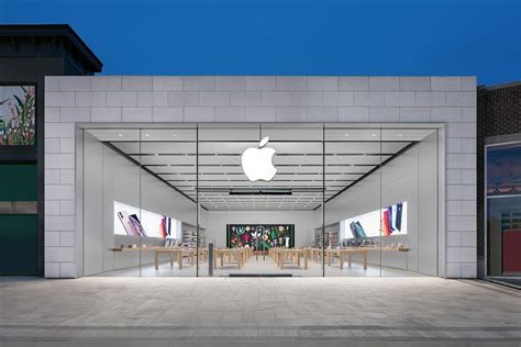 apple reportedly opening  malaysia store retail leisure international