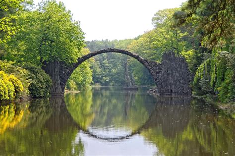 de rakotzbrug bij kromlau wordt ook wel duivelsbrug genoemd de reden de stenen boogbrug