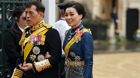Heboh Istri Sah Raja Thailand Muncul Di Publik Ini Potretnya Foto 4