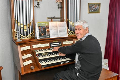 henk van dijk bespeelt orgel al  jaar de andijker