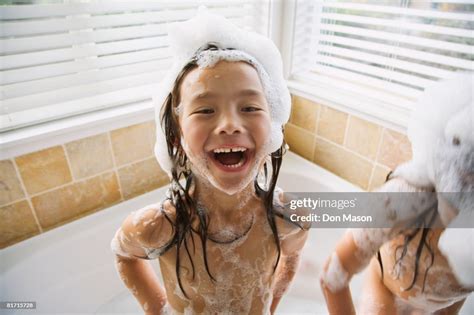 Asian Sisters In Bubble Bath Stock Foto Getty Images