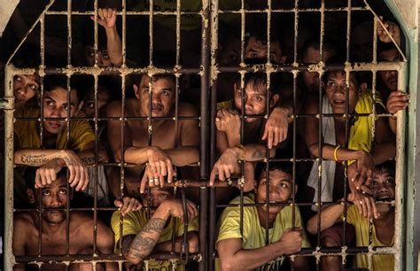 thousands  filipino prisoners crammed  small prison  manila pictures metro news