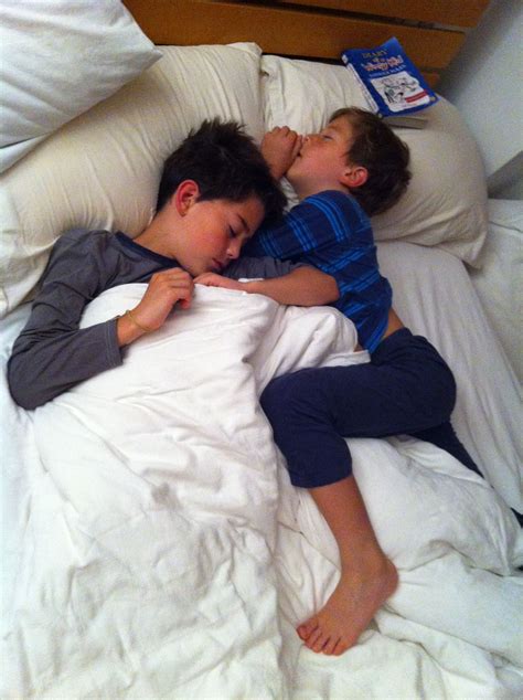 Два брата спят в одной кровати фото