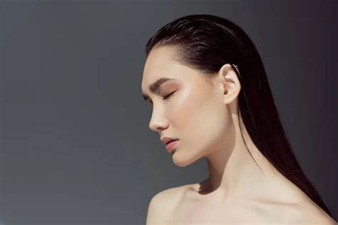 beautiful nude asian girl isolated on grey — woman fashion shoot