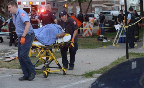 emts chicago medics     save   lives crossin