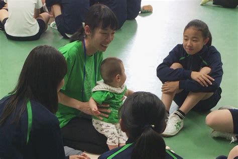 中学2年 保健体育の授業に赤ちゃん先生が来校しました｜大阪女学院