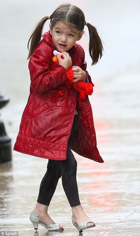Suri The Daughter Of Tom Cruise And Katie Holmes Wears