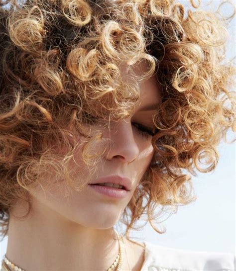 Taglio lungo rosso chiaro 13 di 46 . Colpi di sole su capelli ricci rossi - AD Hair Milano - Parrucchieri