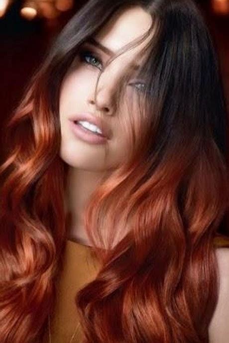 Ma lo shatush sui capelli neri può essere anche biondo, purché si voglia ottenere un contrasto forte tra radici scure e punte chiare. Shatush rosso rame su capelli castani